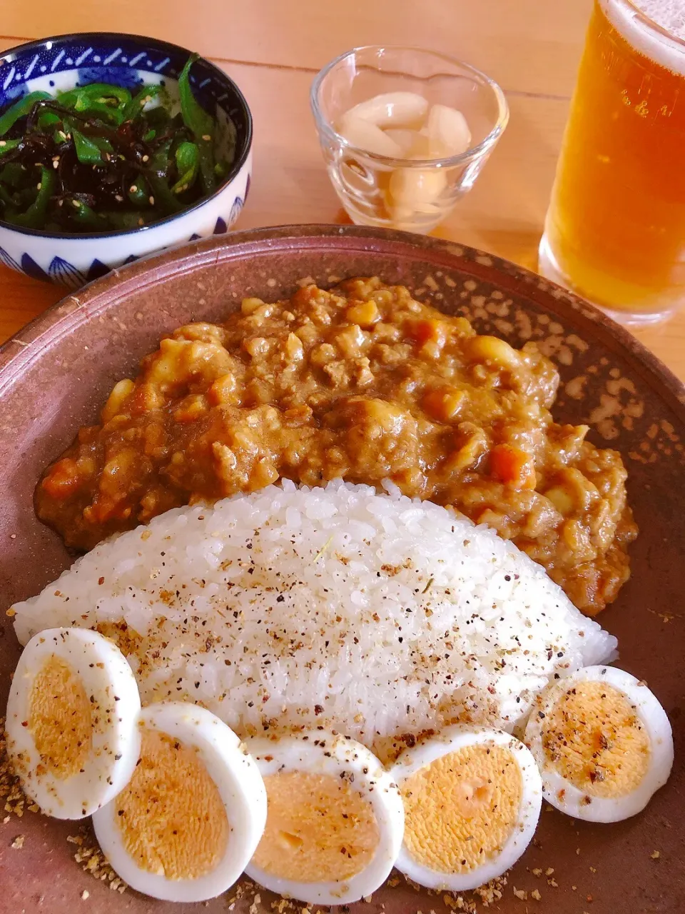 作り置きのキーマカレーの消費が大変💦昼は茹で卵つきカレー🍛レンチン、ピーマンと塩昆布の和えたん。🍺もね。|海斗さん