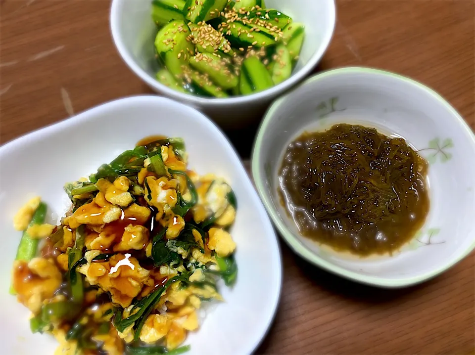 Snapdishの料理写真:ニラ玉あんかけ丼　　もずく酢　　やみつききゅうり|まるちゃんさん