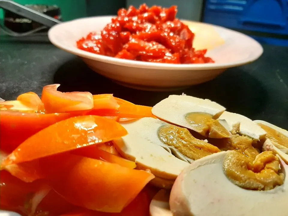 Snapdishの料理写真:pork tocino with tomatoes and salted egg|budicさん