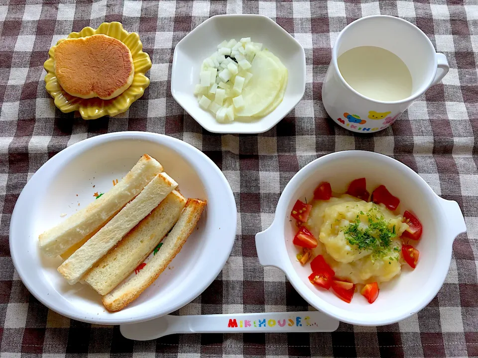 【離乳食】たらポテト&トマト、トースト、ホットケーキ、りんご、ミルク|sayaさん