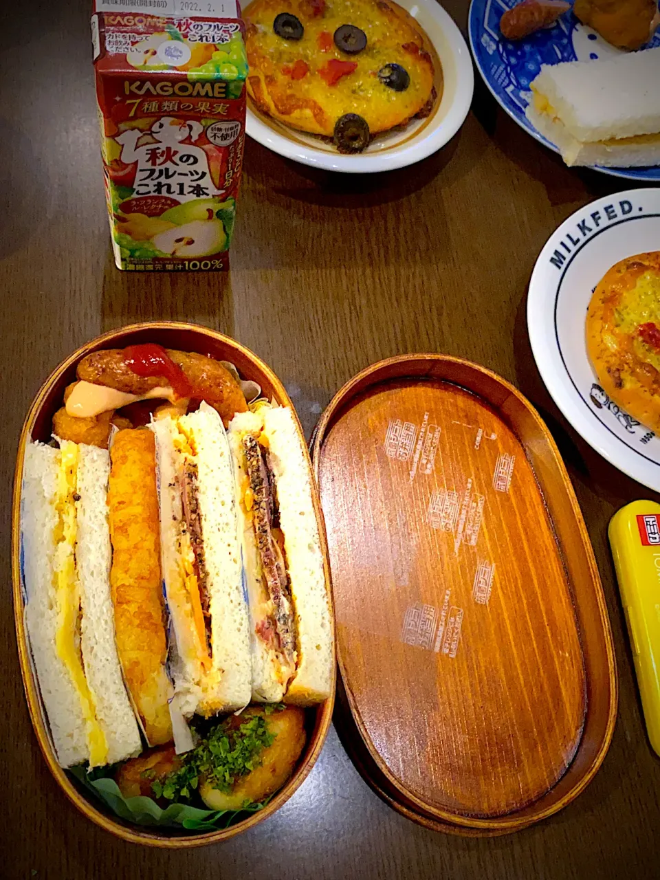 お弁当🍱　パストラミビーフと野菜のサンド　卵サンド　フライドチキン　オーロラ辛ソース　ハーブソーセージ　ケチャップ　ハッシュドポテト　バター醤油シーズニング　たこ焼き　ソース青海苔　秋のフルーツジュース|ch＊K*∀o(^^*)♪さん