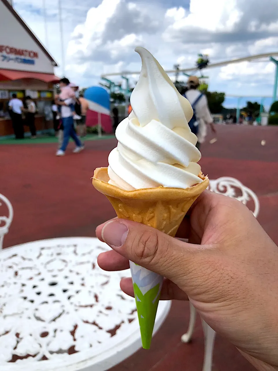 生駒山頂遊園地で🍦😋|すかラインさん