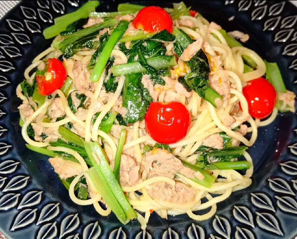 Snapdishの料理写真:小松菜とツナのガーリック醤油パスタ🍝🍴|オレンジチョコさん