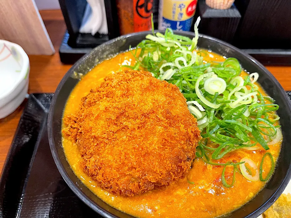 トマ玉カレーうどん並にメンチ|マハロ菊池さん