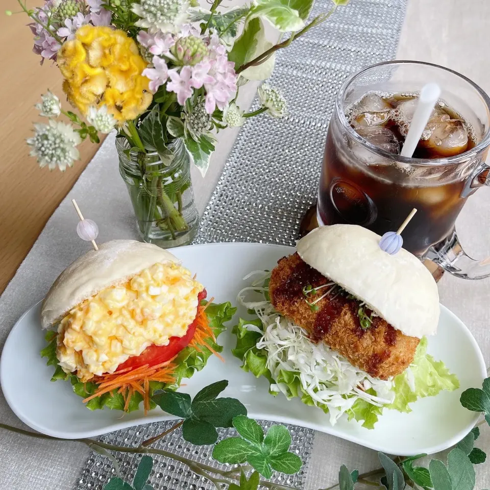 Snapdishの料理写真:9/6❤︎ポテトチーズコロッケ&たまごサラダ白パンサンド🌱
〈サンド具材〉
・白パン
・たまごサラダ
・ポテトチーズコロッケ
・フリルレタス.キャベツ.トマト.人参|Makinsさん