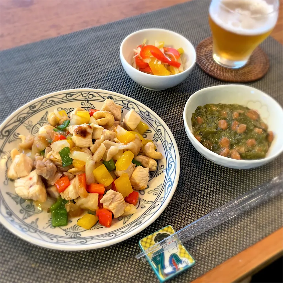 Snapdishの料理写真:鶏もも肉のカシューナッツ炒め
えのきとパプリカのマリネ
めかぶ納豆|𓇼 Ⓢ Ⓗ Ⓘ Ⓝ Ⓞ Ⓑ Ⓤ 𓇼さん