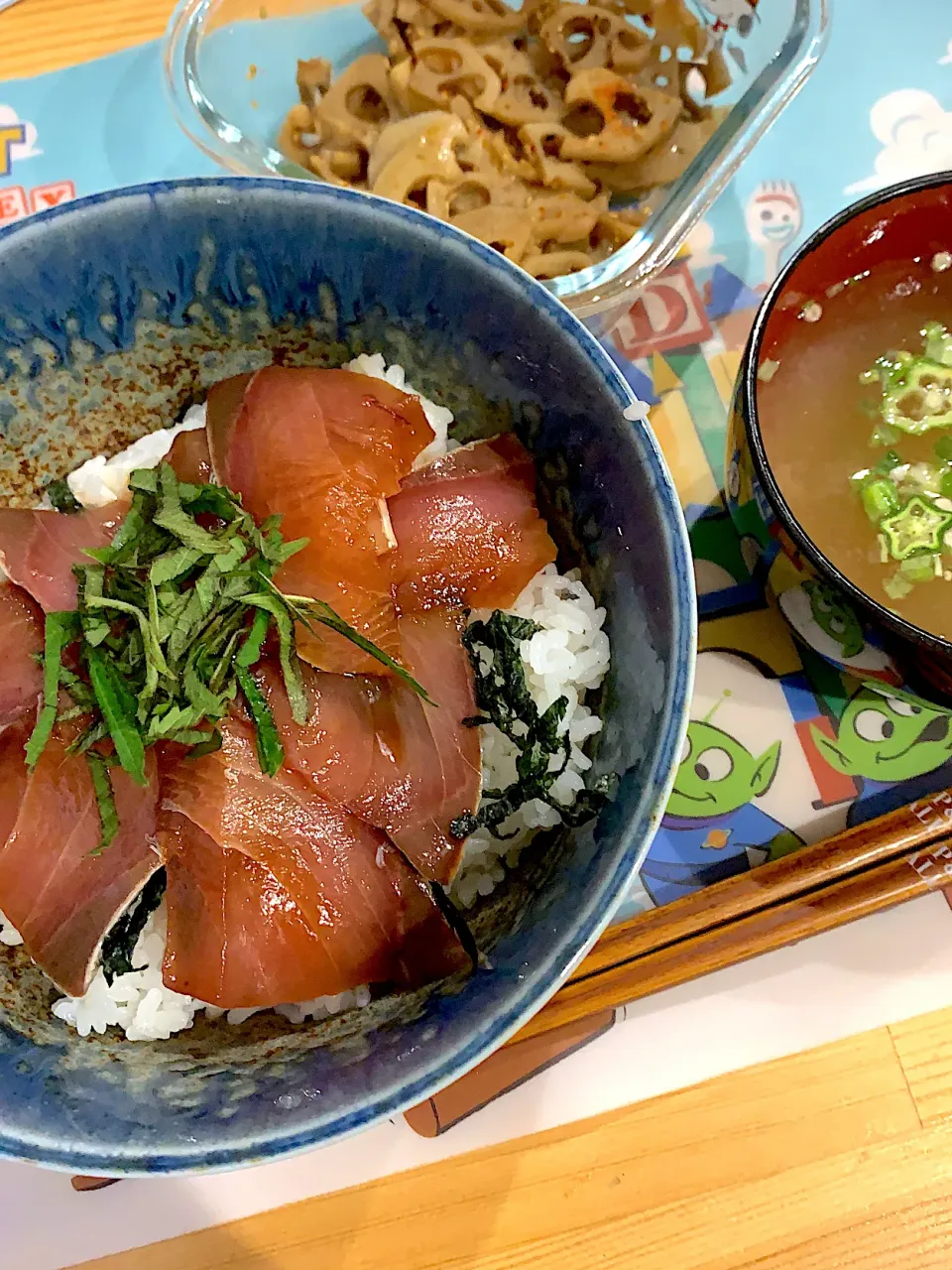 ・ブリの漬け丼　・レンコンのきんぴら　・お味噌汁|ぺろたんさん