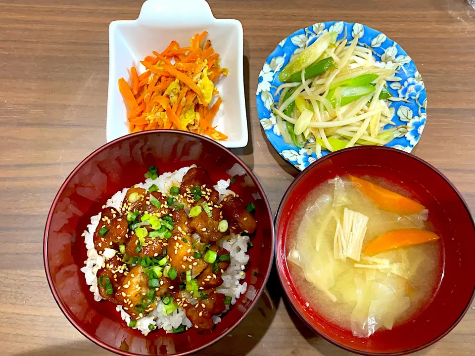 ヤンニョムポーク丼　キャベツとえのきの味噌汁　もやしとネギの炒め物　人参しりしり|おさむん17さん