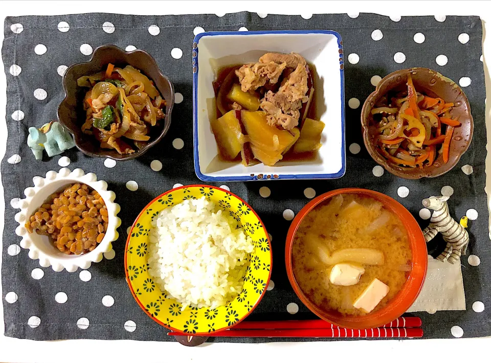 ✳︎さつまいもの煮物✳︎きんぴられんこん✳︎豚肉の野菜炒め✳︎味噌汁✳︎納豆|syamさん