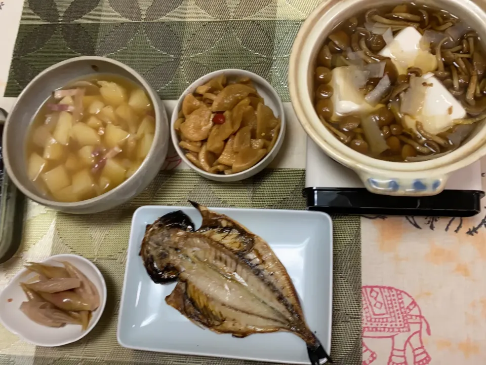 鯵の干物、なめこと豆腐の出汁煮、じゃがベーコンとナスは残り物|peanutsさん