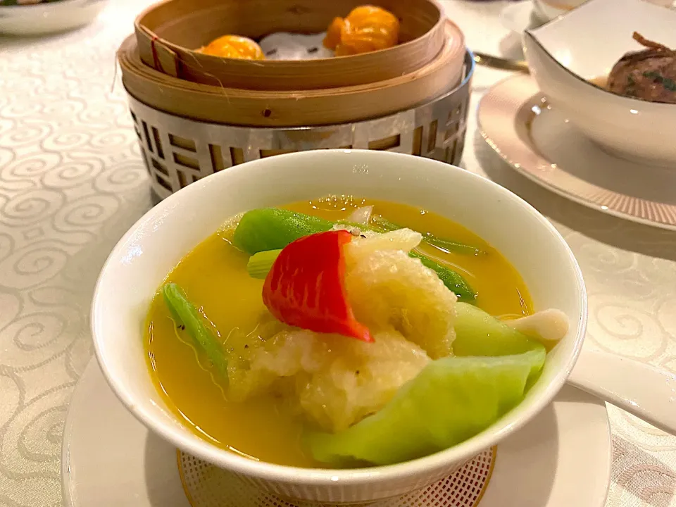 Braised mustard cabbage with minced fish maw in clay pot|skyblueさん