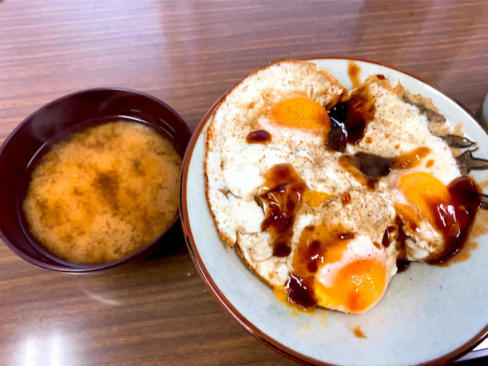 ガツン朝飯、トリプル目玉焼き丼っ🍳|良太さん