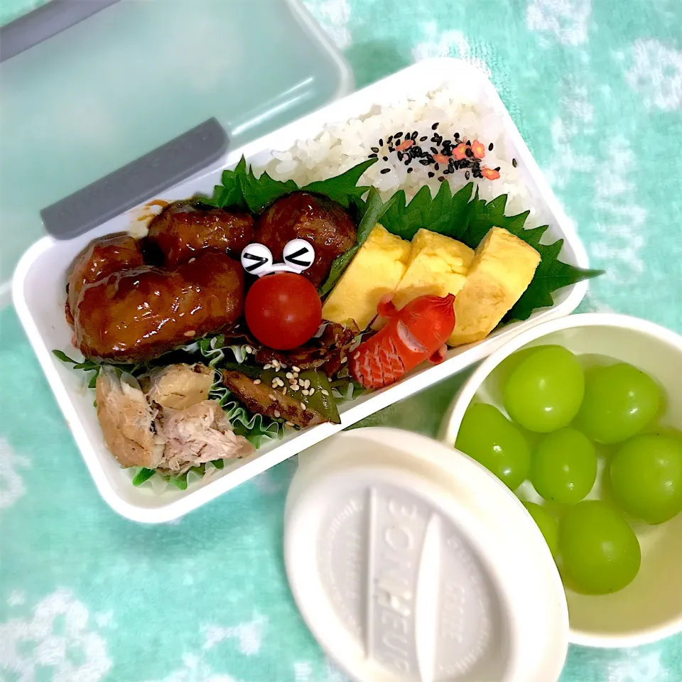 Snapdishの料理写真:JK1弁当〜ハンバーグ・玉子焼き・塩鯖・根日女みどりとちくわの甘辛・ソーセー人・シャインマスカット|華恋さん