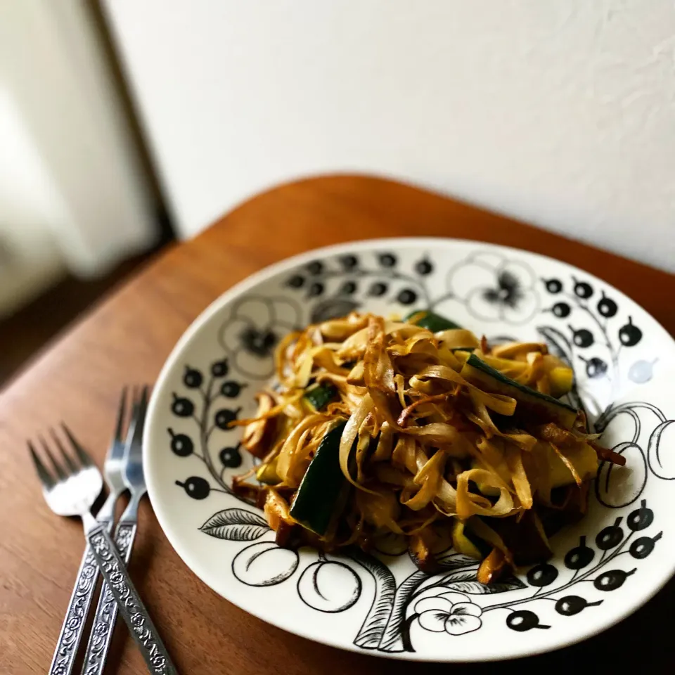 ズッキーニとごぼう、しいたけの焼きサラダ|wedgeさん