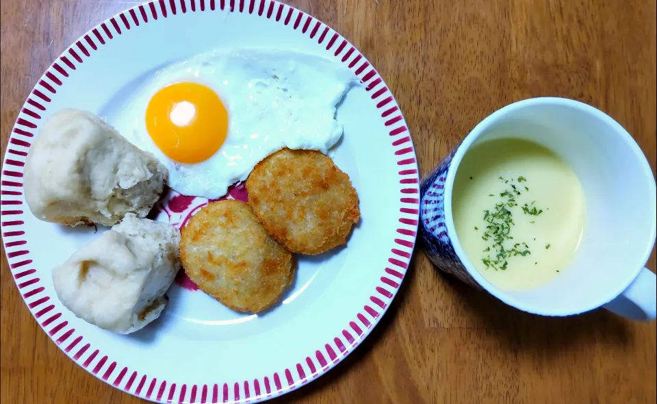 ９月５日　甘酒ちぎりパン　ベーコンとほうれん草のコロッケ　目玉焼き　さつまいもとコーンのスープ|いもこ。さん