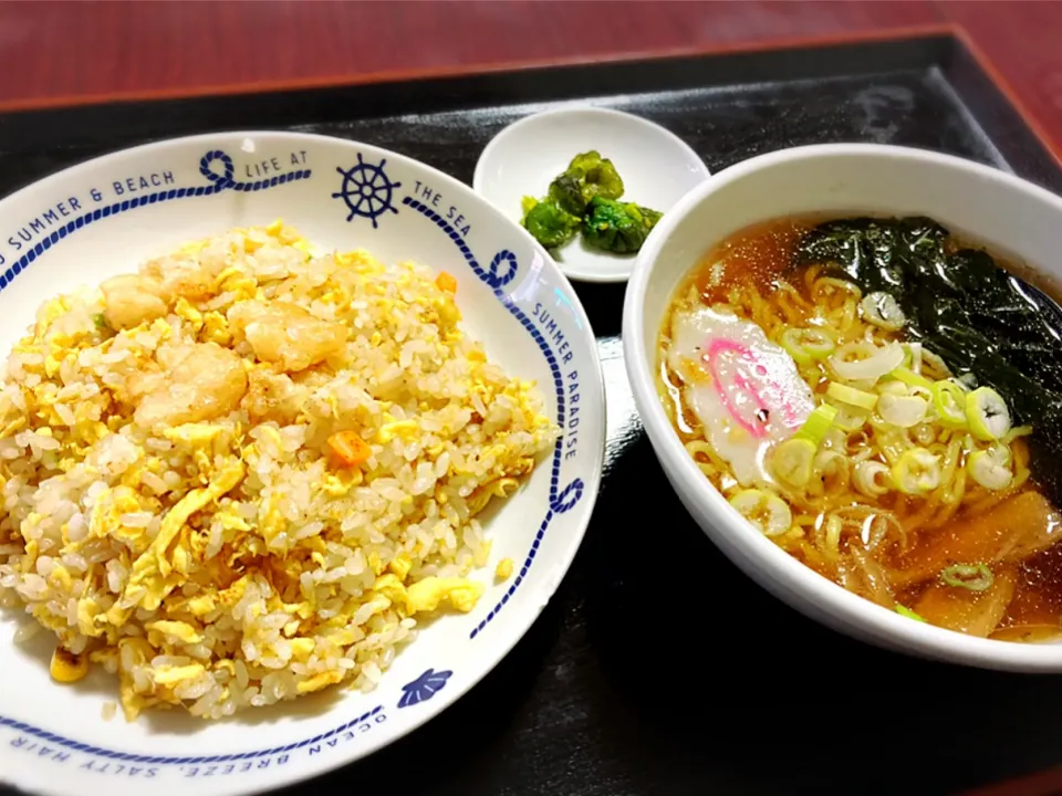 Snapdishの料理写真:海老炒飯＋お新香・半ラーメン ¥760|Blue Moon Caféさん