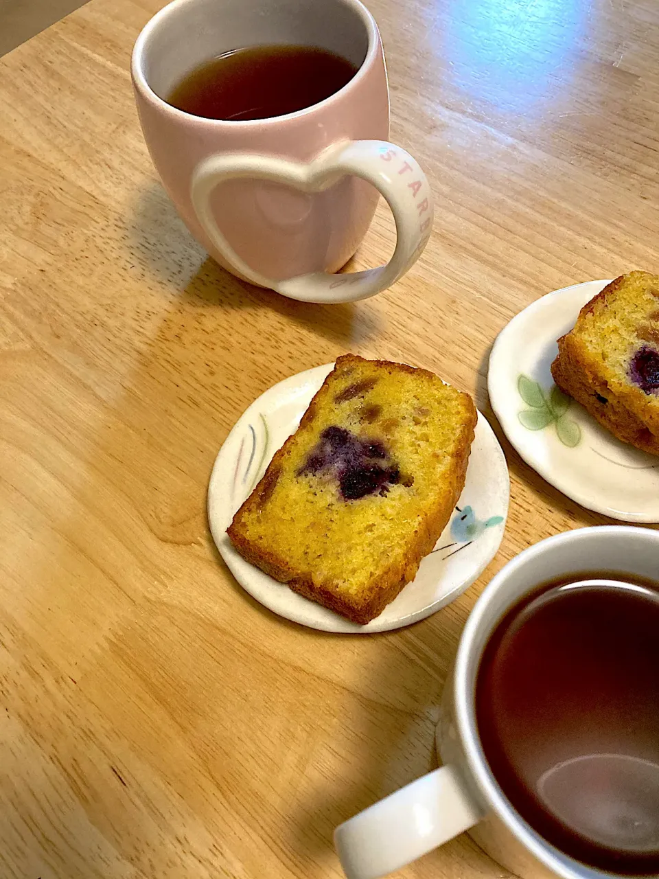 ブルーベリーと🫐林檎🍎のパウンドケーキ♡ルイボスティー|さくたえさん