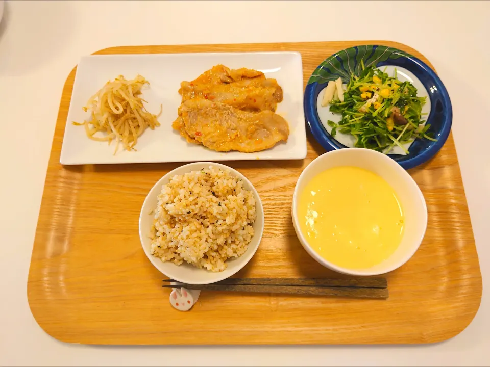 今日の夕食　豚ロースの香味ソース焼き、豆苗の塩麹炒め、もやしの胡麻和え、玄米、中華風コーンスープ|pinknari🐰🌈さん