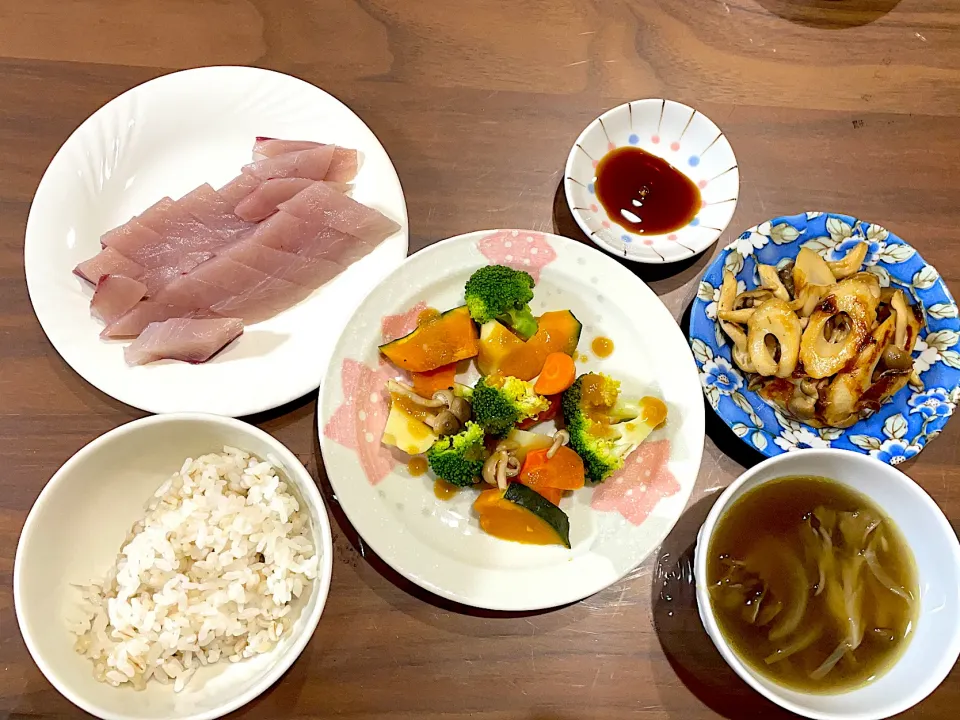 蒸し野菜　きのこのスープ　しめじとちくわのオイマヨ炒め　ふくらぎの刺身|おさむん17さん