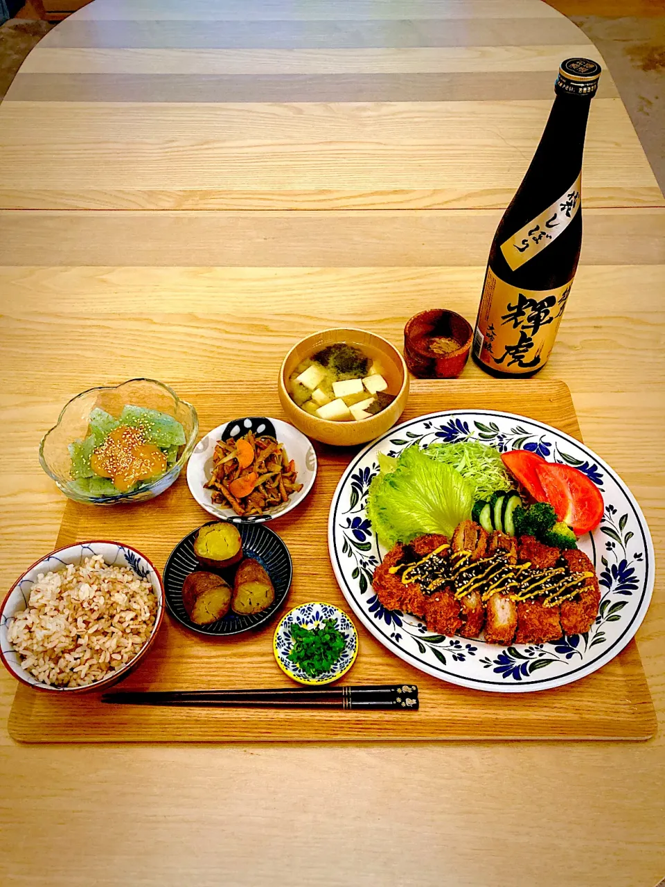 今日の夕食　ロースカツ　やきいも　ぜんまい入りキンピラ　青のり入り刺身こんにゃく　お味噌汁　しその実漬け　もち麦入り胚芽米|ふわ猫はなちゃんさん