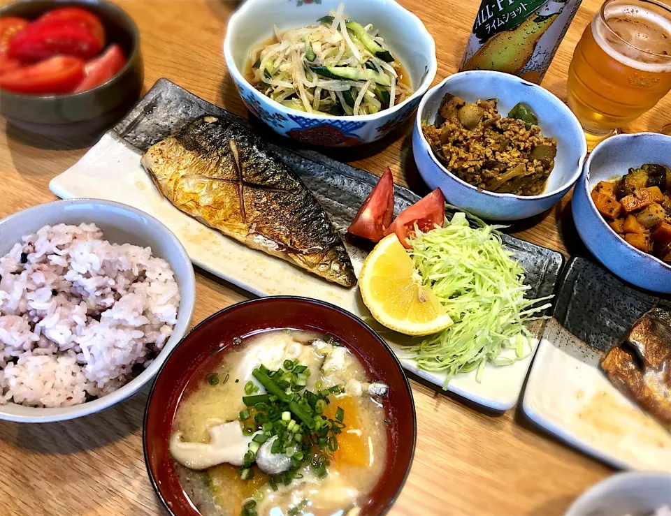 塩サバ定食　　　　　　　　　　　　　　　モヤシと胡瓜のナムル　スパイスカレー|じゅんさんさん