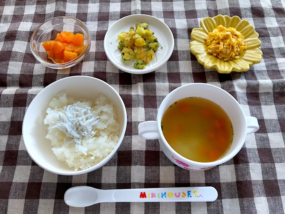 Snapdishの料理写真:【離乳食】しらすごはん、にんじんと玉ねぎのお味噌汁、青のりポテト、錦糸卵、みかん|sayaさん