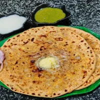 Crispy Aloo Pyaj Paranthas|chetvailさん