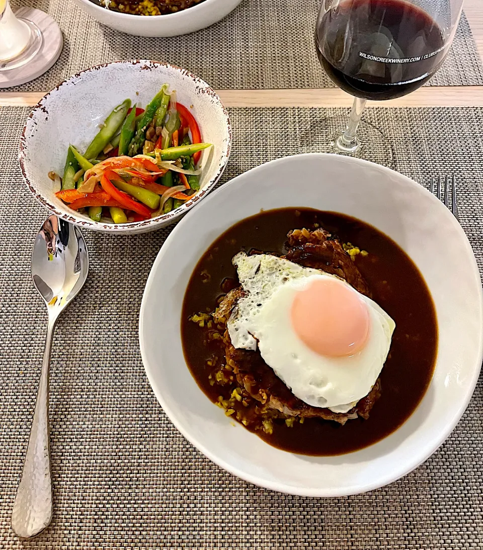 Loco moco🍳(ロコモコ& アスパラとパプリカのサラダ)|Meow Kitchenさん