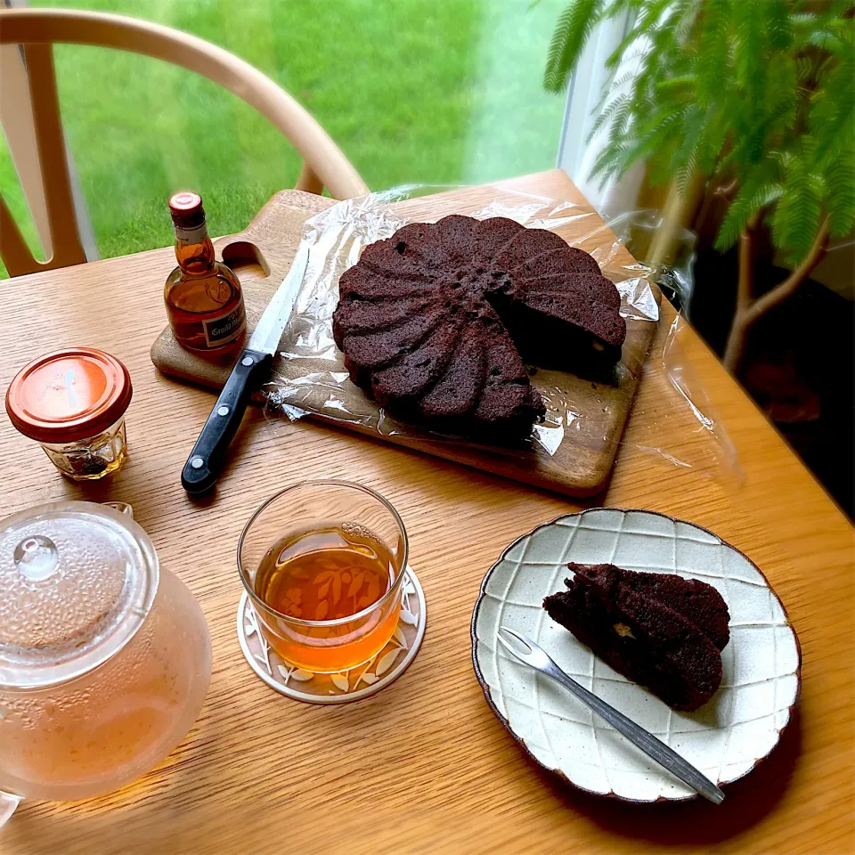 クルミとグランマルニエ漬けレーズンのチョコケーキ|むぎこさん