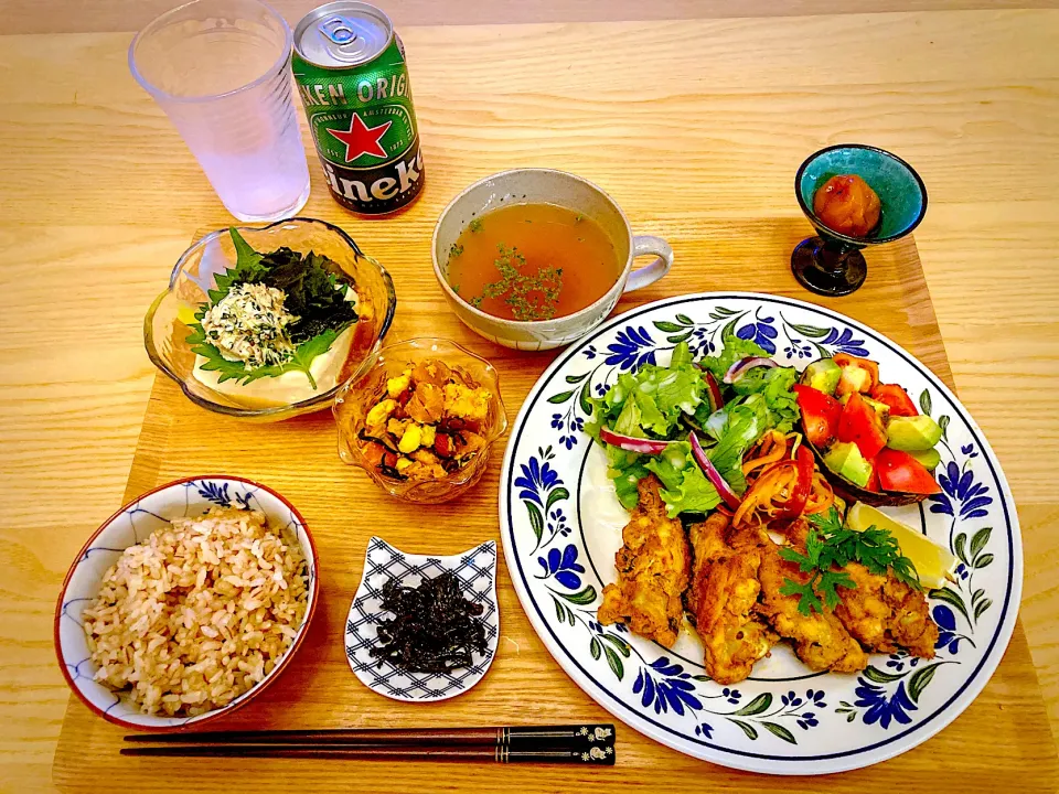 今日の夕食　タンドリーチキン　トマトとアボカドのバジルソース和え　カボチャとクリチとナッツの塩昆布和え　ツナマヨとわかめの冷奴　フルーツ玉ねぎのスープ　ラー油きくらげ　もち麦入り胚芽米　梅のコンポート|ふわ猫はなちゃんさん