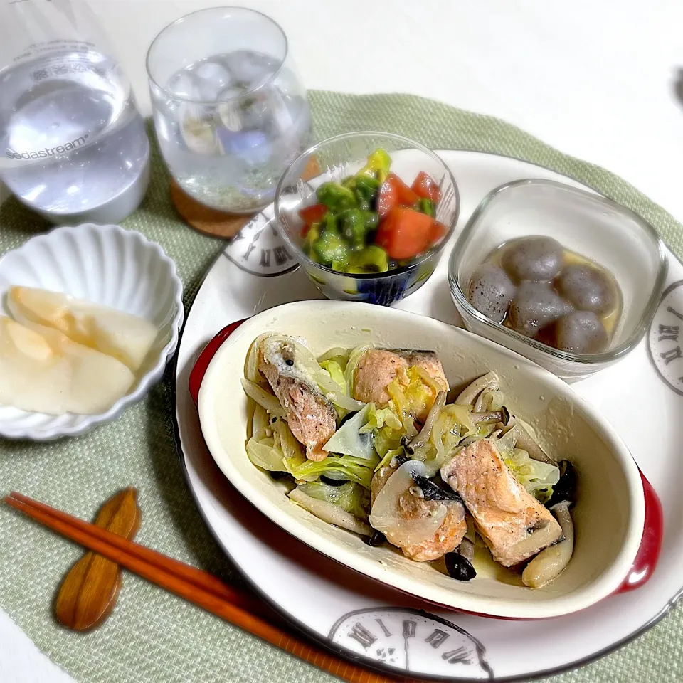 Snapdishの料理写真:9/8晩ご飯：鮭のちゃんちゃん焼き|ななみんさん