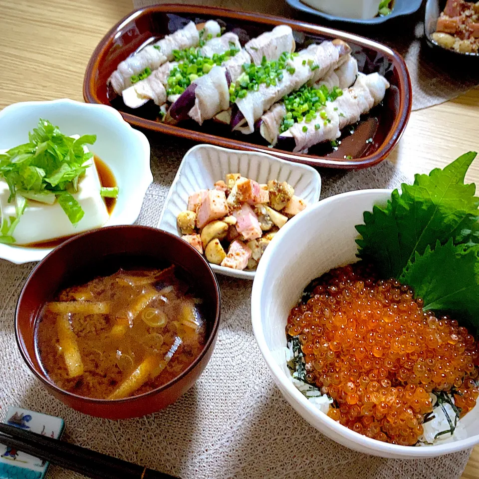 いくら丼、ベーコンとマッシュルームのマスタード炒め、ナスと大葉の肉巻き、冷奴、味噌汁(ねぎ、油揚げ)|ツインうさぎさん