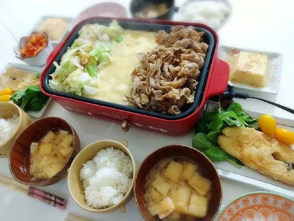 夕食(*^^*)
チーズダッカルビ風。豚キャベツ😁
カラスカレイバターソテー&サラダ🥗
たまご豆腐
カクテキ
お味噌汁(大根、油揚げ)|プリン☆さん