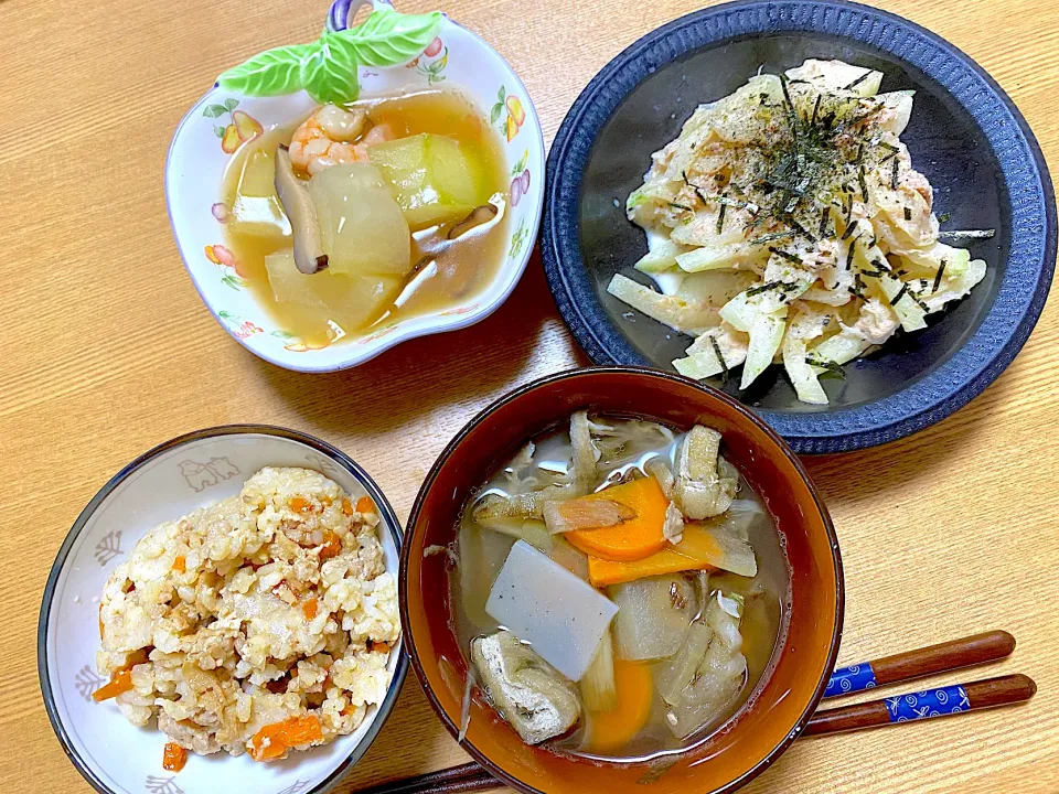 冬瓜のカニカマ柚子胡椒サラダ🥗海苔が合う、6目のけんちん汁、こぎつねごはん🦊|1614さん