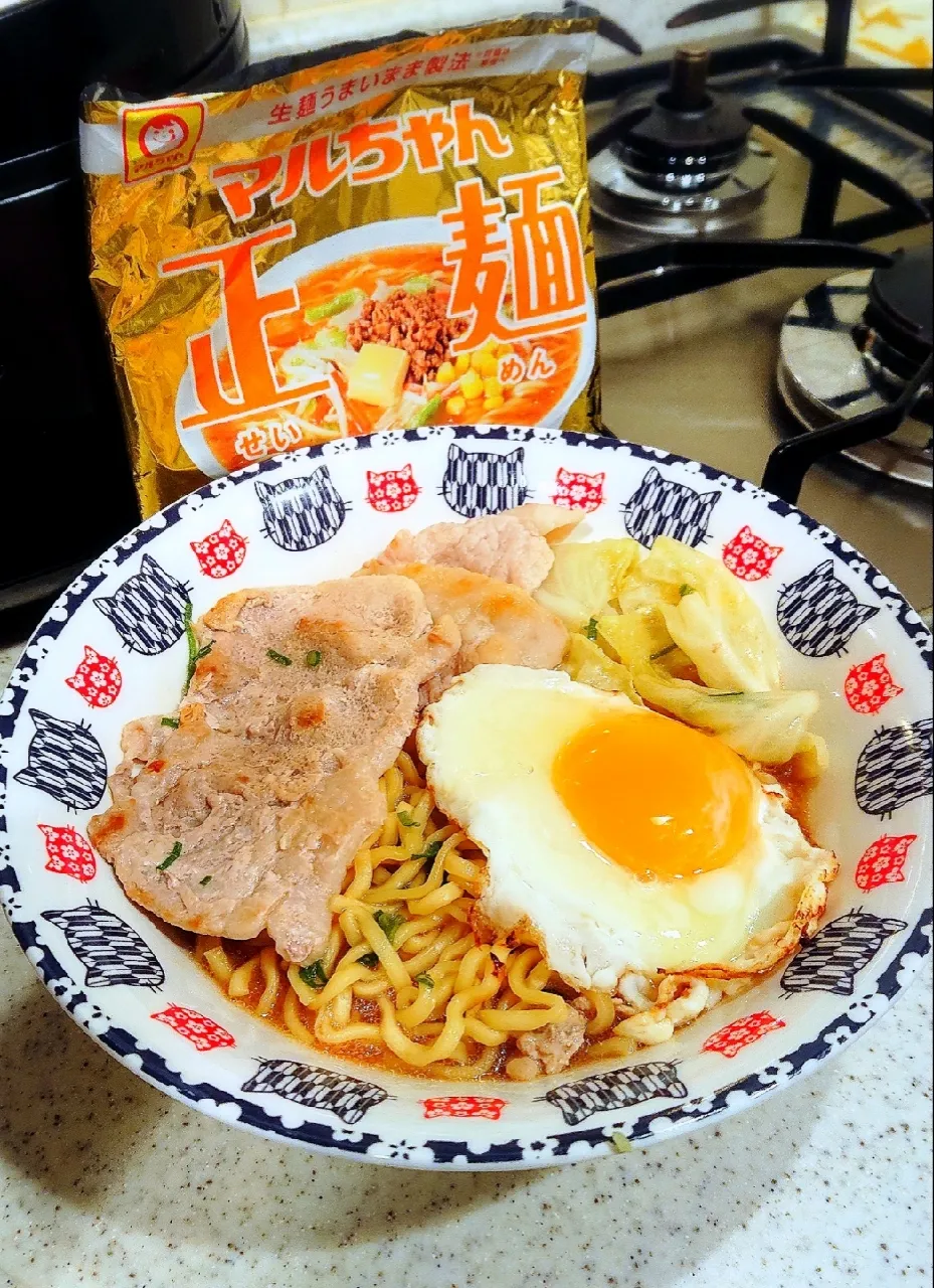 マルちゃん正麺☆味噌
#やっとラスト🎵
#豚肉#キャベツ#目玉焼き#薬味ねぎ
#2021/9/8|GGGさん