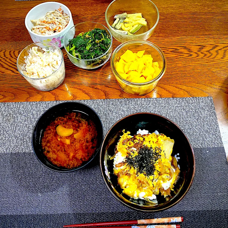 親子丼、茄子とネギ、エノキの味噌汁、常備菜、漬物|yakinasuさん