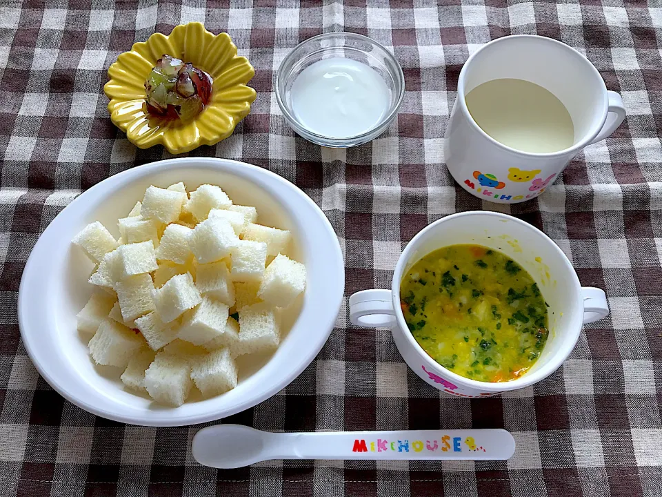 Snapdishの料理写真:【離乳食】たらと野菜のコーンスープ、食パン、ぶどう、ヨーグルト、ミルク|sayaさん