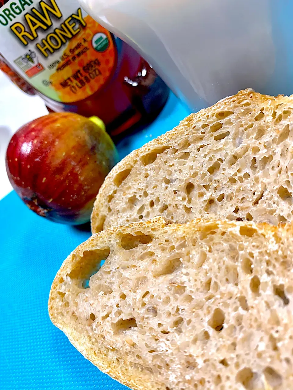 crumb shot of the whole wheat sourdough bread|gonbenさん