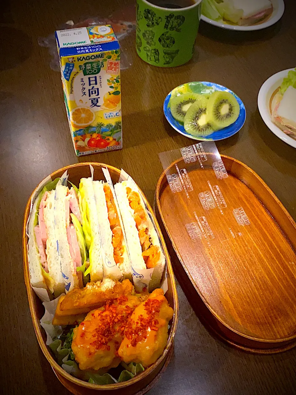 お弁当🍱　スモークサーモンサンド　クレイジーレモンソルト　チーズのリオナソーセージサンド　フライドチキン　オーロラ辛ソース　フライドワッフルポテト　バター醤油シーズニング　たこ焼き　ソースマヨ青海苔　野菜ジュース　麦茶|ch＊K*∀o(^^*)♪さん