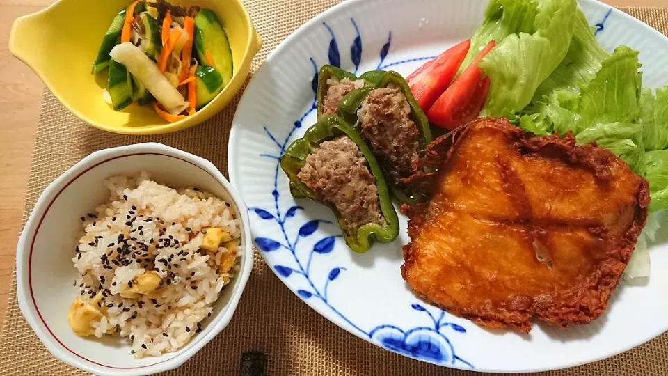 栗ご飯
ピーマン肉詰め
カレイ唐揚げ
きゅうりと白菜の浅漬け
豆腐とあおさのお味噌汁|A-YA-YA-YAさん