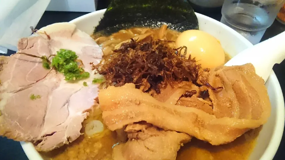 【BGMは家元の美声】
一条流がんこラーメン総本家
日曜のズワイガニ/鯛/丸鶏
スペシャルに定番食材を
加えた不純スープの
「雪」ラーメン（1,100円）
＋焦がし葱（無料）
＋刻み青唐（別皿、無料）
＠四谷三丁目4分
（JR新宿駅から徒歩28分）
21196|大脇さん