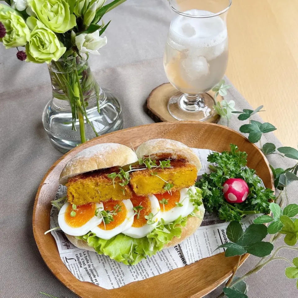 Snapdishの料理写真:9/9❤︎かぼちゃコロッケ&半熟たまご白パンサンド🌱✨
〈サンド具材〉
・ハイジの白パン
・かぼちゃコロッケ
・半熟たまご
・フリルレタス.キャベツ
・シードル|Makinsさん