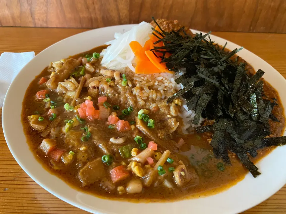 タイ風シーフードと極辛キーマクラシックのりだくあいがけ🇹🇭🦑🍳🔥🍛味玉トッピング🥚ピクルスマシマシ🥒|buhizouさん