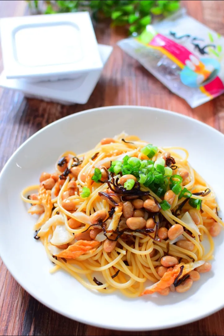 パスタを茹でたら混ぜるだけ！塩昆布納豆パスタのレシピ|アマイモノ・クウ蔵さん