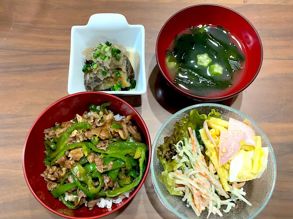 青椒肉絲丼　マカロニサラダ　ごぼうサラダ　オクラとわかめのスープ　茄子の煮浸し|おさむん17さん