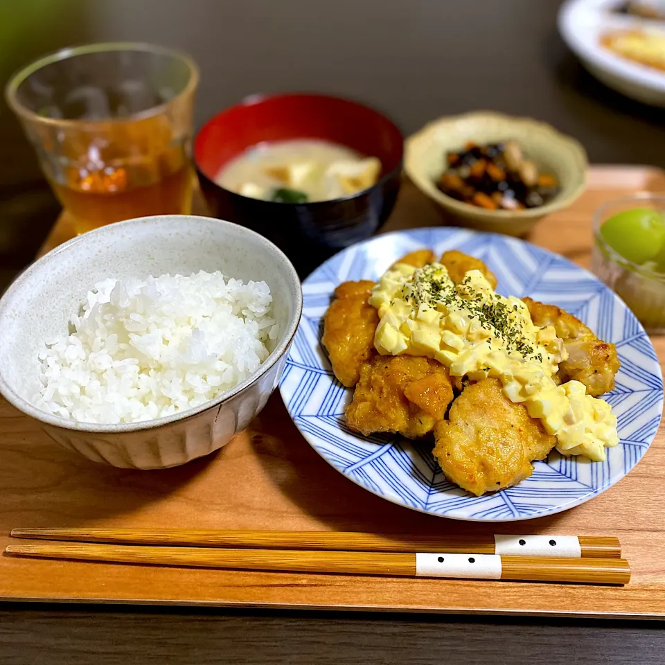 揚げないチキン南蛮(けっこう漬入りタルタル) ひじき煮　厚揚げと青梗菜の味噌汁|ちぐあささん