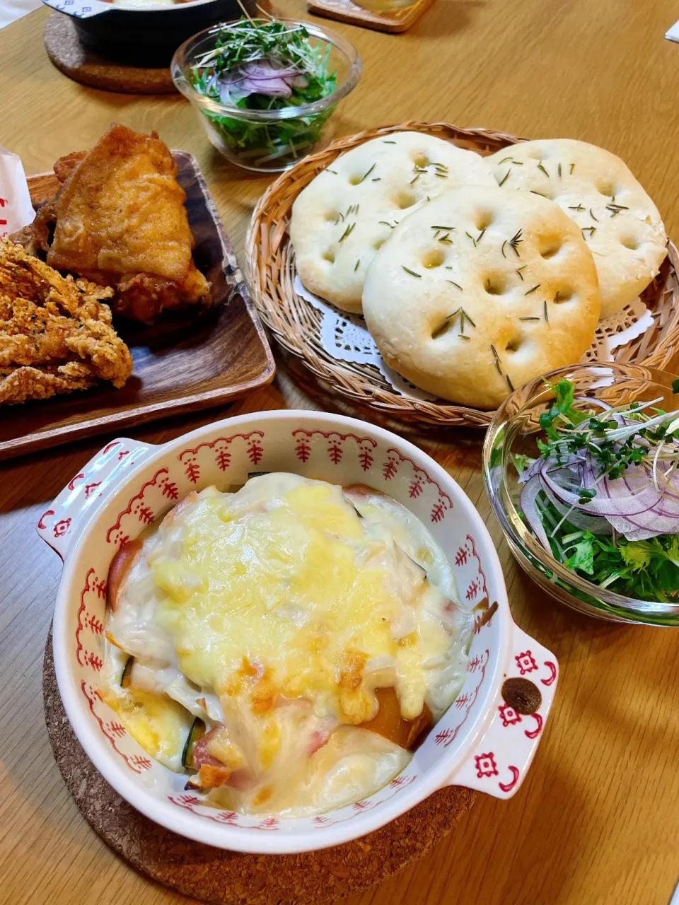 フォカッチャとかぼちゃのグラタンとケンタのチキンで晩御飯|Mikaさん