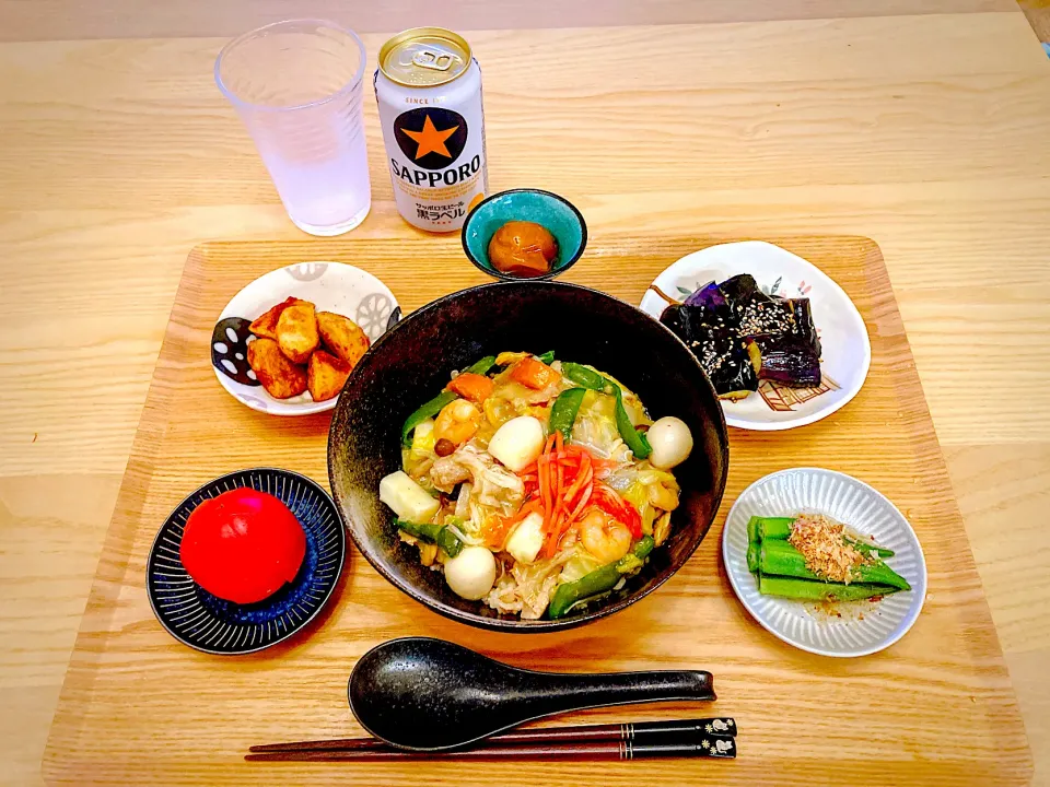 今日の夕食　中華丼　オクラのお浸し　茄子の味噌炒め　里芋の唐揚げ　冷やしトマト　梅のコンポート|ふわ猫はなちゃんさん