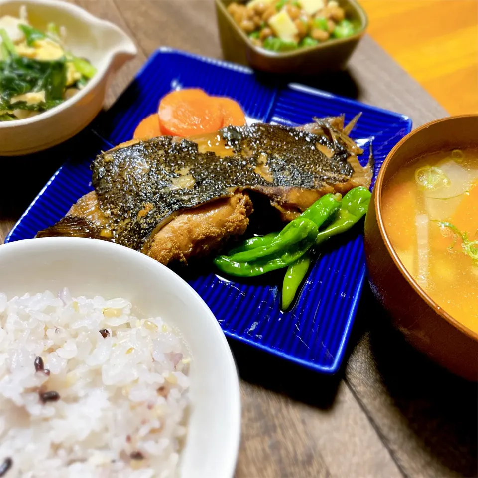 Snapdishの料理写真:【子持ちカレイの煮付け】                         【チーズとオクラのネバネバ納豆】           【小松菜ときのこと卵の炒め物】              【カラシのお味噌汁】|なつきさん