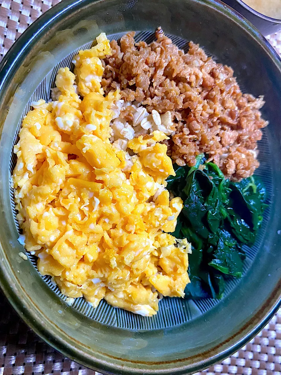 鶏そぼろ卵ほうれん草の三色丼|すくらんぶるえっぐさん